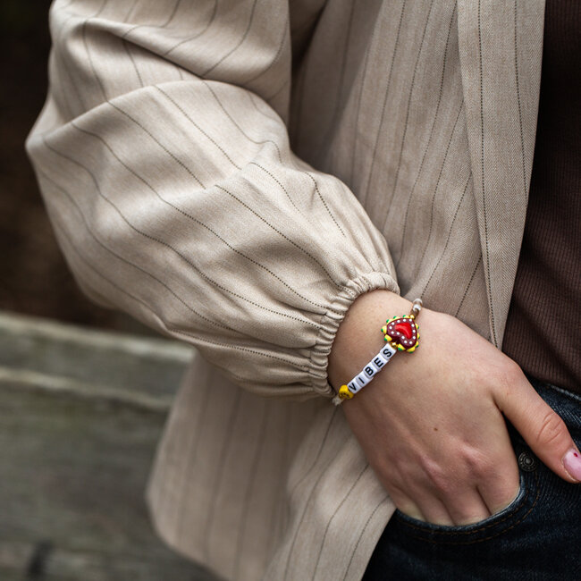 Vrolijke armband met de tekst Vibes