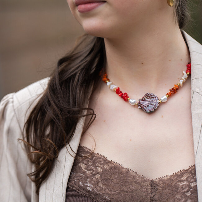 Strand ketting met kleurrijke kraaltjes en een opvallende schelp