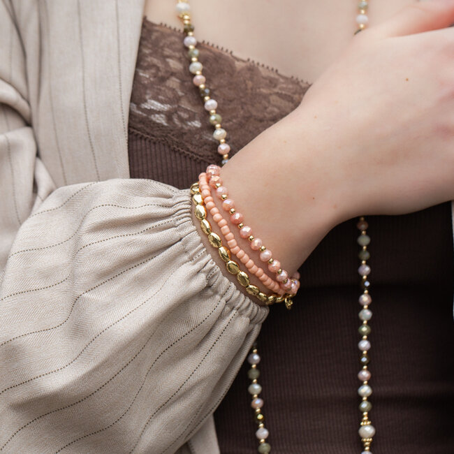 Driedubbele armband met nude  en goud kralen
