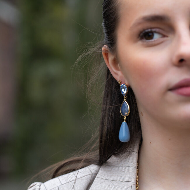 Blauwe oorbellen met mooie druppel