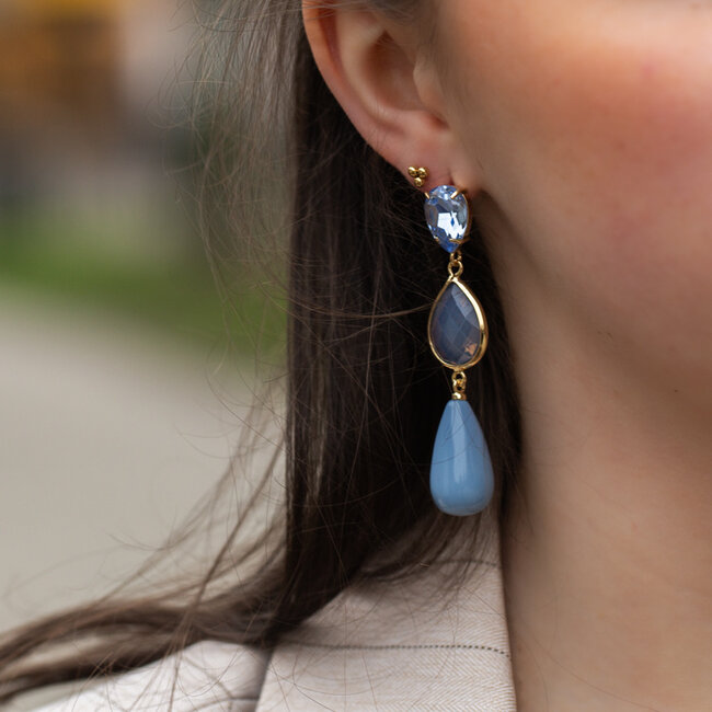 Blauwe oorbellen met mooie druppel