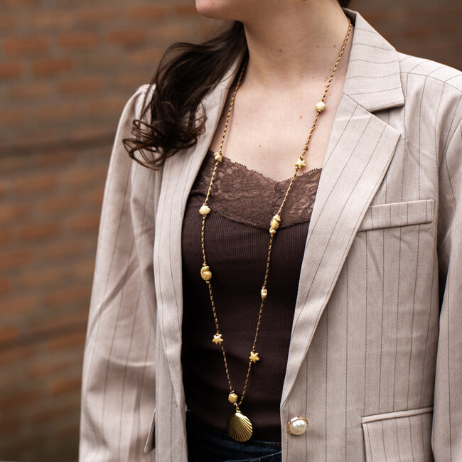 Lange ketting met schelp bedel van Biba met keramiek schelpjes
