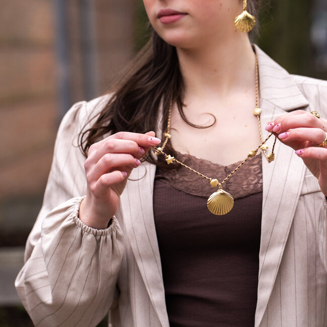 Lange ketting met schelp bedel van Biba met keramiek schelpjes
