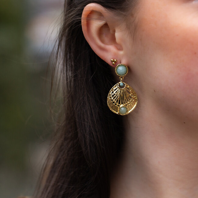 Oorbellen met mintgroene steentjes en goudkleurig detail