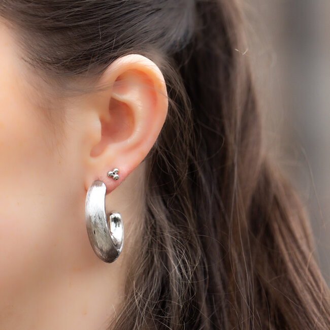 Zilverkleurige oorbellen met een matte, geborstelde look