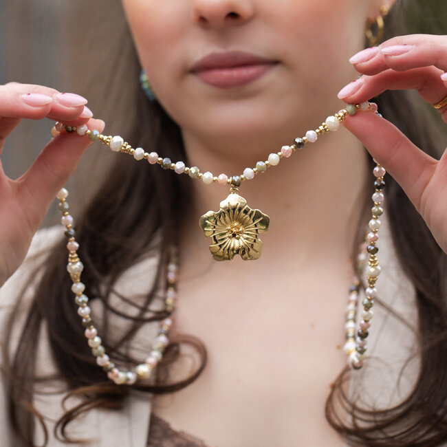 Lange ketting met grote bloemhanger
