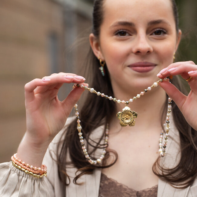 Lange ketting met grote bloemhanger