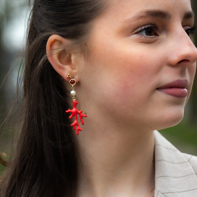 Koraaltakjes oorbellen met rood detail en pareltje