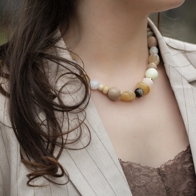 Grote opvallende naturel kleuren kralen ketting