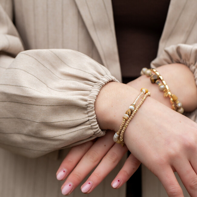 Armbanden kralen en naturel stenen in naturel en bruin tinten