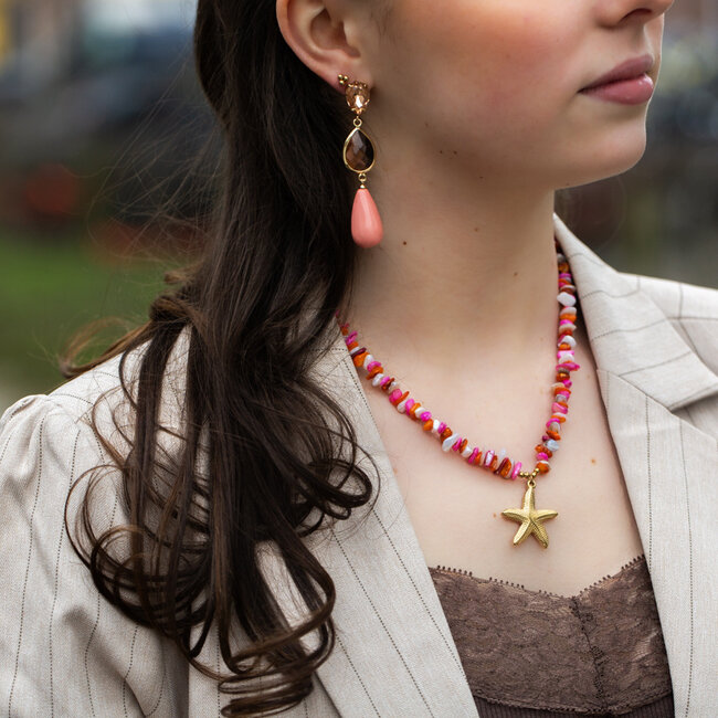 Ketting met roze, rood en oranje kralen en zeester