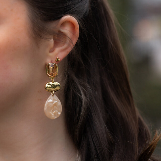 Biba Luxe boho oorbellen met zachte tinten en goudkleurige details