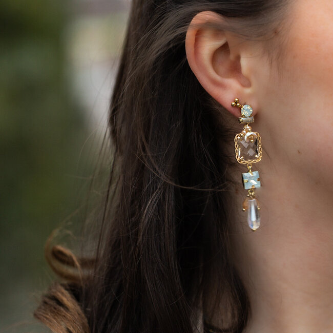 Luxe boho oorbellen met zachte tinten en goudkleurige details