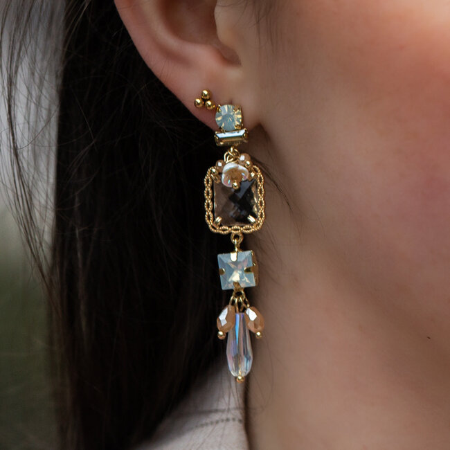 Luxe boho oorbellen met zachte tinten en goudkleurige details