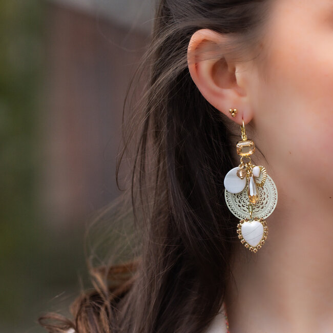 Luxe boho oorbellen in witte tinten met Ibiza sfeer