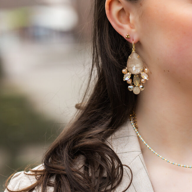 Biba Oorbellen met grote crystal druppel in warme beige tint