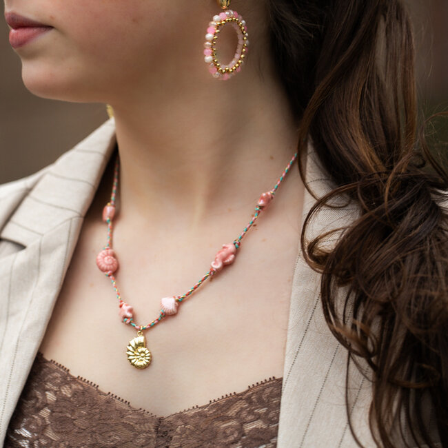 Roze ketting met keramieken schelpjes en bedel