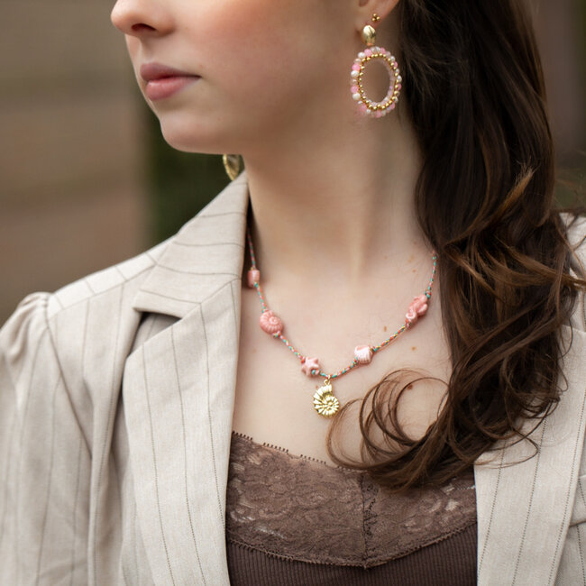Roze ketting met keramieken schelpjes en bedel