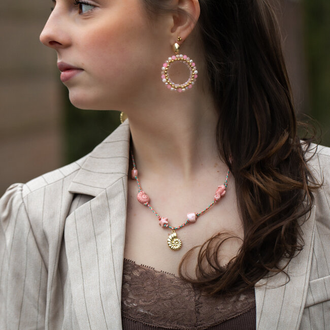 Roze ketting met keramieken schelpjes en bedel