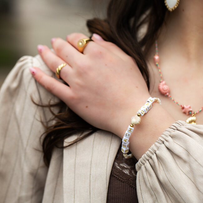 Biba Armband op elastiek met schelpje en letterkralen beachgirl