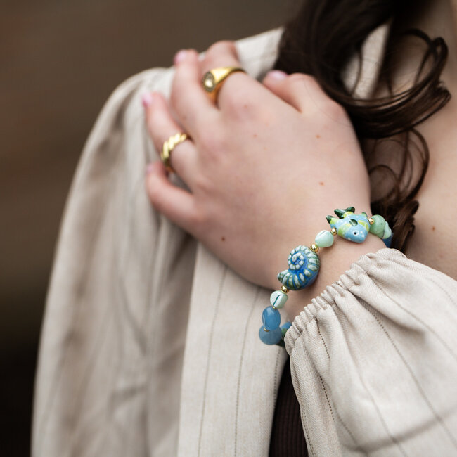 Armbandjes in zeekleuren met schelp, vis of  kralen