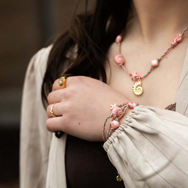 Biba Armband met roze keramieken schelpjes en zeester