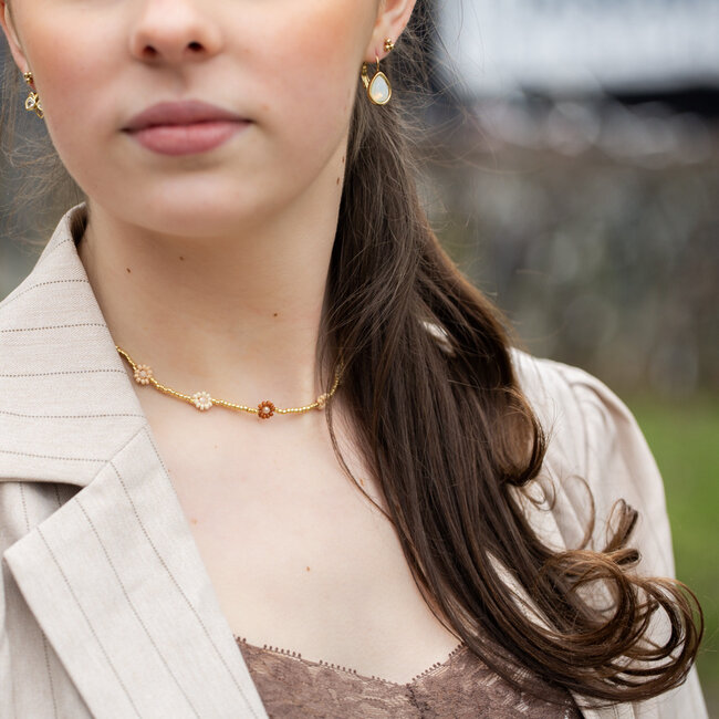 Ketting met bloemetjes kralen in bruin en naturel tinten.