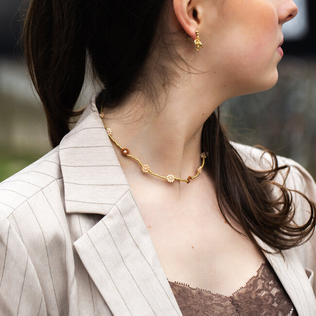 Ketting met bloemetjes kralen in bruin en naturel tinten.