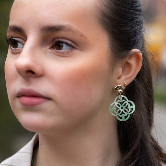 Biba Oorbellen met klaver in zachte mint groentint