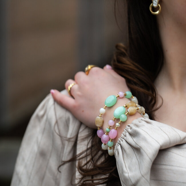 Driedubbele armband  in zachte pasteltinten.