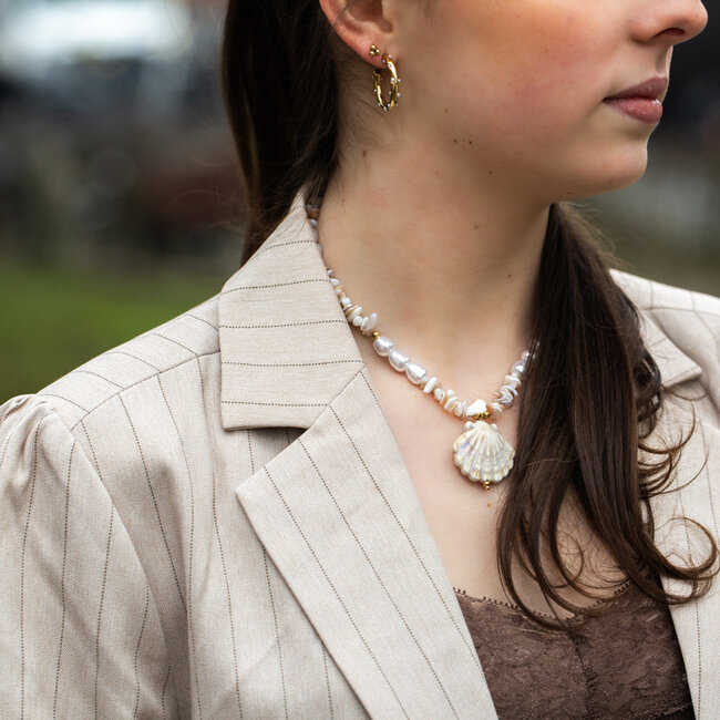 Schelp ketting in naturel strand tinten met grote keramiek schelp