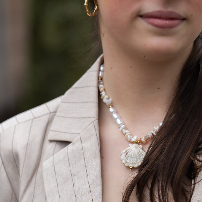 Schelp ketting in naturel strand tinten met grote keramiek schelp