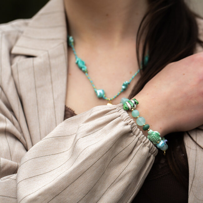 Zeegroene armband met keramiek schildpad, schelp en vis