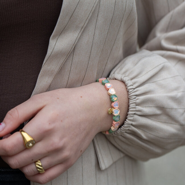 Elastische armband met crystal hartjes in groen en roze