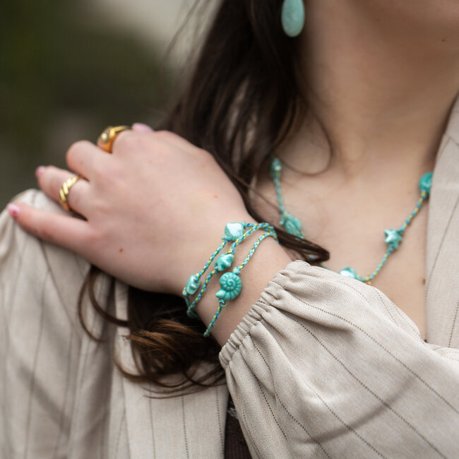 Driedubbele turquoise armband met keramiek schelpen