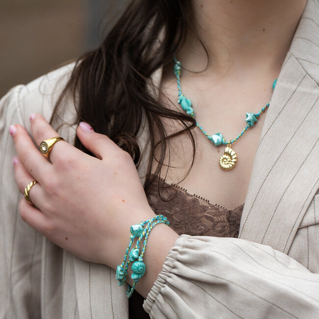 Driedubbele turquoise armband met keramiek schelpen