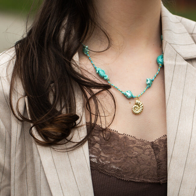 Turquoise ketting met keramiek schelpjes en een zeepaardje