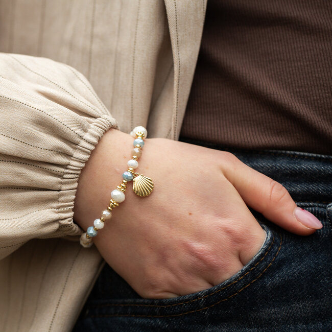 Armband met kralen in zee­blauw en naturel met schelp