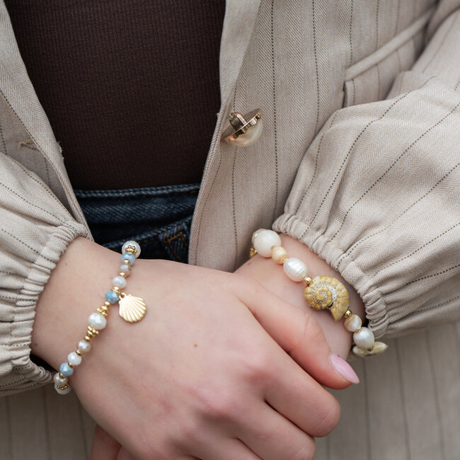 Beachy strand armband met keramiek schelp in naturel