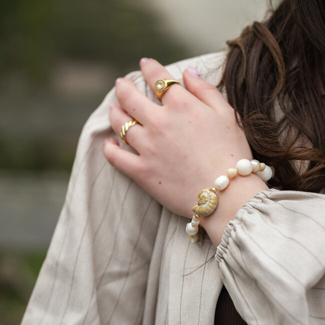 Beachy strand armband met keramiek schelp in naturel