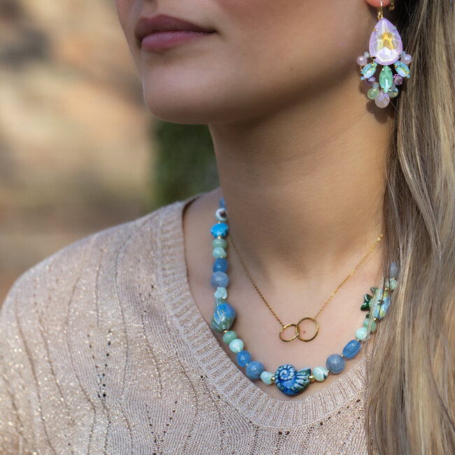 Ketting met keramiek kralen, schelp en visje in frisse zeetinten