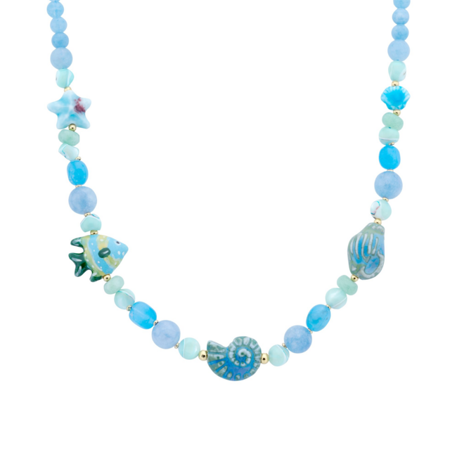 Ketting met keramiek kralen, schelp en visje in frisse zeetinten