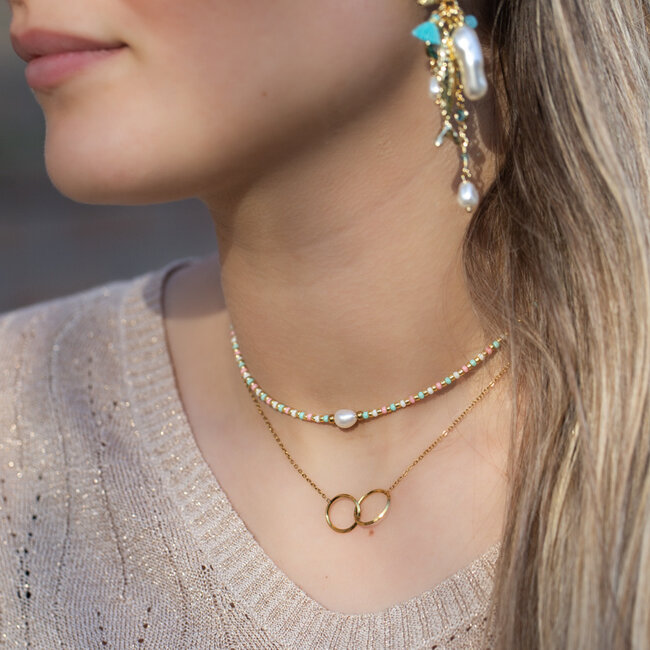 Korte pastel kleurige ketting met pareltje