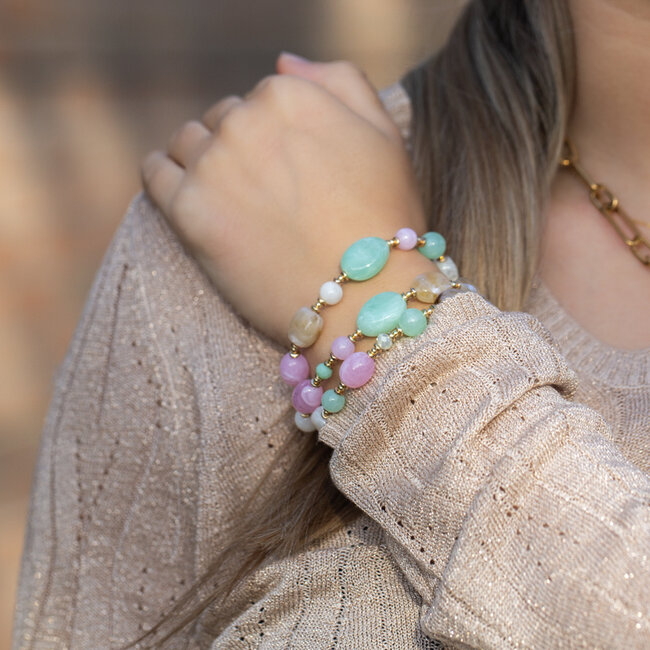 Driedubbele armband  in zachte pasteltinten.