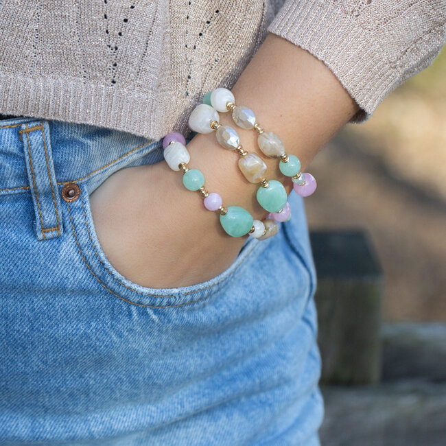Driedubbele armband  in zachte pasteltinten.
