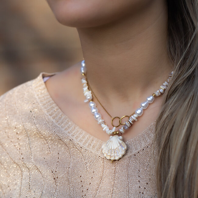 Schelp ketting in naturel strand tinten met grote keramiek schelp