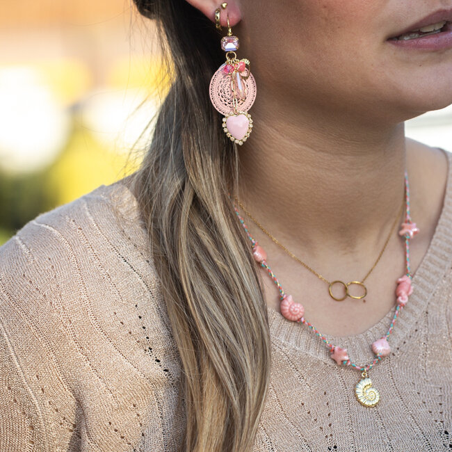 Roze ketting met keramieken schelpjes en bedel