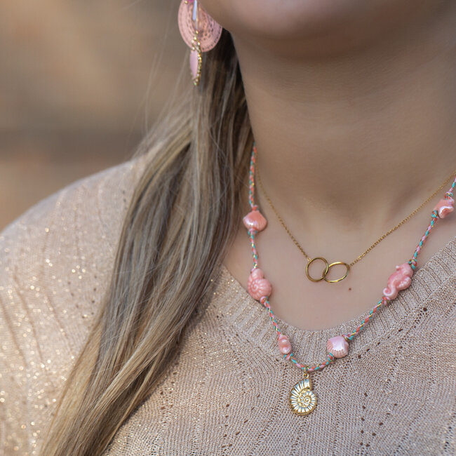 Roze ketting met keramieken schelpjes en bedel