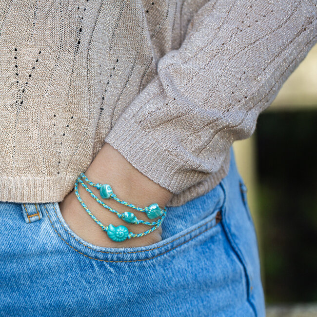 Driedubbele turquoise armband met keramiek schelpen
