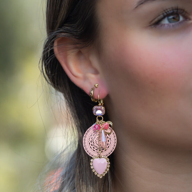 Luxe boho oorbellen in roze tinten met Ibiza sfeer